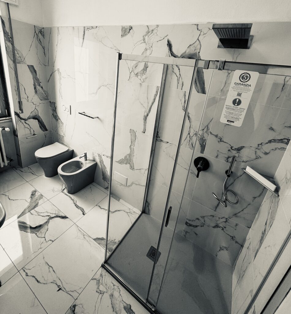 CGI-di- Brugola-e-Boccia-bagno-dopo-doccia